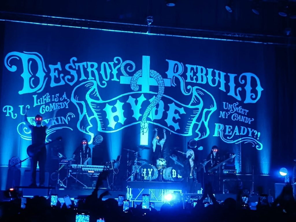 Set warna cahaya berubah untuk menghidupkan suasana - sumber foto Adi/Urbanvibes