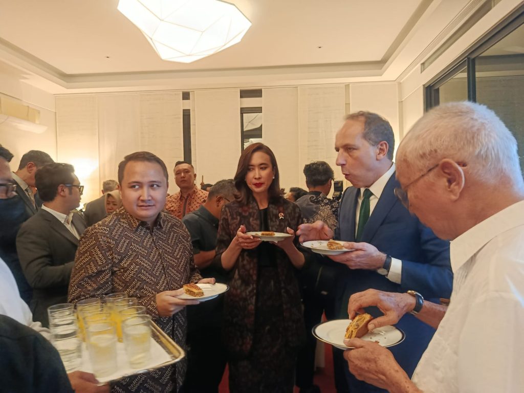 Y.M. Fabien Penone, Menteri Pariwisata Widiyanti Putri Wardhana dan William Wongso menikmati Galette des Rois - sumber foto Adi/Urbanvibes