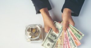 THR: Dari Bonus Buat PNS Sampai Kebutuhan Lebaran Anak Milenial