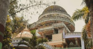 Jelajahi Kedamaian dan Spiritualitas di Bulan Ramadhan dengan Menjelajahi Keindahan Budaya Indonesia Jelajahi Kedamaian dan Spiritualitas di Bulan Ramadhan - Masjid Tiban (Seribu Pintu) Malang