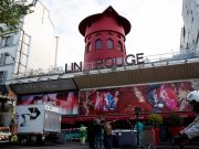 Bilah Kincir Angin Moulin Rouge Jatuh, Rusak Fasad Gedung Bilah Kincir Angin Moulin Rouge Jatuh, Rusak Fasad Gedung sumber poto google