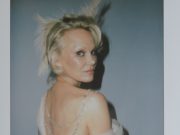Pamela Anderson Debut di Met Gala 2024 dengan Gaun Unik! Pamela Anderson Met Gala 2024 - foto Google