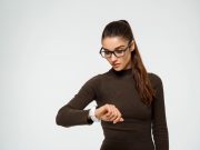 5 Ciri Orang Pakai Jam di Tangan Kanan yang Bakal Bikin Kamu Kagum! 5 Ciri Orang Pakai Jam di Tangan Kanan yang Bakal Bikin Kamu Kagum!