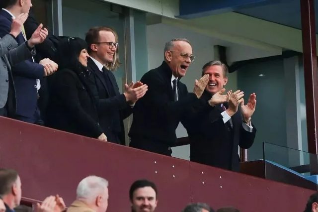 Tom Hanks dukung Aston Villa - sumber foto Yahoo