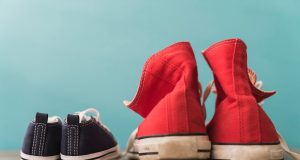 Kiat Menjaga Kebersihan Sepatu Agar Tidak Bau ilustrasi kiat menjaga kebersihan sepatu