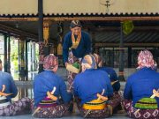 Asli Suku Jawa, Warisan Budaya yang Mengakar dan Menjadi Salah Satu Suku Terbesar di Dunia Suku Jawa Sumber foto BATIQA Hotels