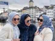 Buttonscarves Switzerland Series: Menyatu dengan Keindahan Alam Swiss Linda Anggrea, Sarah Sofyan, dan Harumi Buttonscarves Switzerland Series - sumber foto Buttonscarves