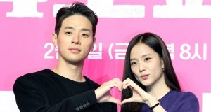 Park Jung-min Bangga Perankan Kekasih Jisoo BLACKPINK di Serial Zombie ‘Newtopia’ Park Jung-min & Jisoo BLACKPINK di Serial Zombie 'Newtopia' foto hankyung
