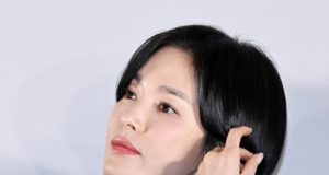 Song Hye-kyo Berlatih Merokok Demi Perannya di Film ‘Dark Nuns’ Song Hye-kyo Berlatih Merokok Demi Perannya di Film 'Dark Nuns' foto Ig/kyo