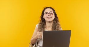 Mengerjakan Skripsi Sambil Bekerja? Siapa Takut! ilustrasi Mengerjakan Skripsi Sambil Bekerja