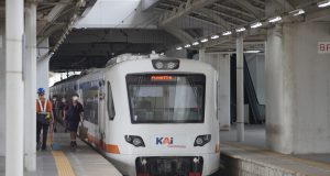Terdapat Genangan Air di Sekitar Stasiun Bandara Soetta, Perjalanan Commuter Line Basoetta Mengalami Kendala. Terdapat Genangan Air di Sekitar Stasiun Bandara Soetta, Perjalanan Commuter Line Basoetta Terjadi Kendala.