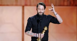 Debut Memukau: 26 Nominasi Pertama Kali di Golden Globes 2025 Kieran Culkin menerima Golden Globes 2025 - sumber Instagram @goldenglobes