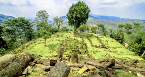 Gunung Padang: Misteri Peradaban Nusantara Kuno yang Bisa Saingi Piramida Mesir Gunung Padang - sumber foto Istock BATIQA Hotels