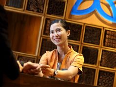 Cara Mudah Memesan Kamar di BATIQA Hotel dengan Harga Terbaik Staff BATIQA Hotels memberikan kunci kartu kepada tamu