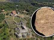 Peninggalan Unik: Tablet Basalt dengan 60 Simbol Ditemukan di Danau Bashplemi, Georgia tablet basalt di dekat Danau Bashplemi di kawasan Dmanisi, Georgia