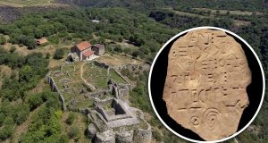 Peninggalan Unik: Tablet Basalt dengan 60 Simbol Ditemukan di Danau Bashplemi, Georgia tablet basalt di dekat Danau Bashplemi di kawasan Dmanisi, Georgia