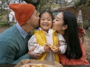 Cermin Cinta: Bagaimana Hubungan Orang Tua Membentuk Pandangan Anak tentang Cinta Ilustrasi Cermin Cinta Hubungan Cinta Orang Tua - sumber foto Freepik