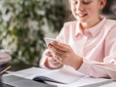 Denmark Akan Larang Penggunaan Smartphone di Sekolah, Ini Alasannya Ilustrasi Smartphone di sekolah