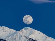 Fenomena Snow Moon Februari 2025, Keindahan Bulan Purnama dengan Julukan Unik ilustrasi snow moon saat bulan terlihat jelas di malam hari dengan salju