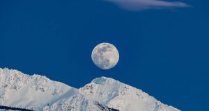 ilustrasi snow moon saat bulan terlihat jelas di malam hari dengan salju