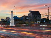 Yogyakarta, Pusat Alam Semesta yang Penuh Pesona! Tugu Yogyakarta - sumber foto BATIQA Hotels Istock