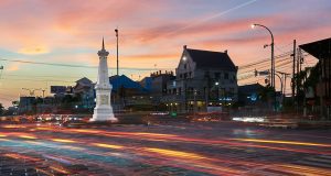 Yogyakarta, Pusat Alam Semesta yang Penuh Pesona! Tugu Yogyakarta - sumber foto BATIQA Hotels Istock