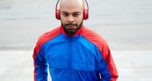 Jogging Sambil Dengar Musik Pakai Headphone, Asyik Sih, Tapi… Jogging Sambil Dengar Musik Pakai Headphone, Asyik Sih, Tapi…