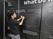 Menelusuri Perlawanan Budaya Palestina dalam Pameran ‘This is Not an Exhibition’ Pengunjung sedang berinteraksi dengan salah satu instalasi survey mengenai penilaian situasi di Palestina - sumber foto Istimewa