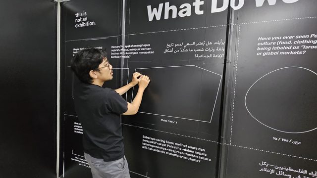 Pengunjung sedang berinteraksi dengan salah satu instalasi survey mengenai penilaian situasi di Palestina - sumber foto Istimewa Pengunjung sedang berinteraksi dengan salah satu instalasi survey mengenai penilaian situasi di Palestina - sumber foto Istimewa