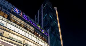 Ingin Melihat Instalasi Joy Bag Buttonscarves Setinggi 6,6 Meter? Yuk, ke Sini!