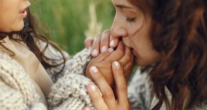 Doa Ibu: Kekuatan Tersembunyi yang Mengubah Takdir! Ilustrasi Doa Ibu - sumber gambar FREEPIK