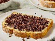 Hagelslag, Cokelat Tabur Belanda yang Bikin Sarapan Makin Seru! Hagelslag cokelat tabur Belanda sarapan khas Belanda - sumber foto Istock BATIQA Hotels