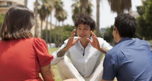 Mendengar Tanpa Menghakimi: Rahasia Jadi Pendengar yang Bikin Nyaman ilustrasi mendengar tanpa menghakimi - sumber gambar FREEPIK