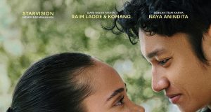 Cinta Beda Suku: Film “Komang” Angkat Kisah Raim Laode dan Istri Official Poster Film Komang