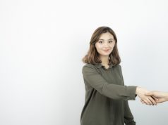 Overtrust: Ketika Terlalu Percaya Justru Membuatmu Terluka ilustrasi overtrust - sumber gambar FREEPIK