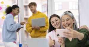 Rahasia Bekerja dengan Gen Z: Tips Ampuh untuk Kolaborasi Tanpa Drama! Ilustrasi Rahasia Bekerja dengan Gen Z - sumber gambar FREEPIK