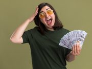 Reaksi Kocak hingga Bijak: Begini Cara Unik Tiap Zodiak Sambut THR! ilustrasi Reaksi Kocak hingga Bijak Begini Cara Unik Tiap Zodiak Sambut THR - sumber gambar FREEPIK