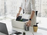 Resign Setelah THR: Tren Musiman atau Tanda Ketidakpuasan Kerja? ilustrasi resign setelah THR - sumber gambar FREEPIK