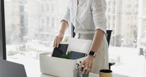 Resign Setelah THR: Tren Musiman atau Tanda Ketidakpuasan Kerja? ilustrasi resign setelah THR - sumber gambar FREEPIK