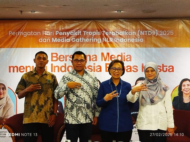 Ki-ka) Nurdiansyah (Pernah Mengidap Kusta), Agus Wijayanto, MMID (Direktur Eksekutif NLR Indonesia), Prof. Dr. dr. Sri Linuwih Menaldi, Sp.D.V.E, Subsp.D.T, FINSDV, FAADV (Guru Besar Tetap Fakultas Kedokteran Universitas Indonesia sekaligus Dewan Pembina NLR Indonesia) dan dr. Ina Agustina Isturini, MKM (Direktur Pencegahan dan Pengendalian Penyakit Menular Kementerian Kesehatan). (Foto: Dailylife.id) Ki-ka) Nurdiansyah (Pernah Mengidap Kusta), Agus Wijayanto, MMID (Direktur Eksekutif NLR Indonesia), Prof. Dr. dr. Sri Linuwih Menaldi, Sp.D.V.E, Subsp.D.T, FINSDV, FAADV (Guru Besar Tetap Fakultas Kedokteran Universitas Indonesia sekaligus Dewan Pembina NLR Indonesia) dan dr. Ina Agustina Isturini, MKM (Direktur Pencegahan dan Pengendalian Penyakit Menular Kementerian Kesehatan). (Foto: Dailylife.id)