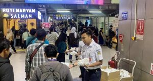 Apresiasi Pelanggan Berpuasa, KAI Commuter Sediakan Takjil Gratis bagi Pengguna Commuter Line di Stasiun Transit Apresiasi Pelanggan Berpuasa, KAI Commuter Sediakan Takjil Gratis bagi Pengguna Commuter Line di Stasiun Transit