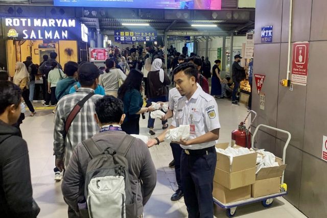 Apresiasi Pelanggan Berpuasa, KAI Commuter Sediakan Takjil Gratis bagi Pengguna Commuter Line di Stasiun Transit Apresiasi Pelanggan Berpuasa, KAI Commuter Sediakan Takjil Gratis bagi Pengguna Commuter Line di Stasiun Transit