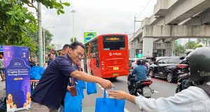 Hangatkan Ramadan, PERURI Bagikan Takjil Gratis untuk Masyarakat Sekitar Hangatkan Ramadan, PERURI Bagikan Takjil Gratis untuk Masyarakat Sekitar