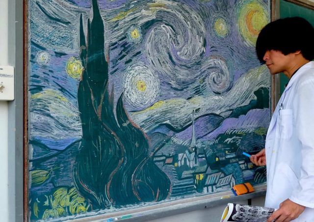 Hirotaka Hamasaki guru seni Jepang seni kapur di papan tulis - sumber foto Instagram @LALANA