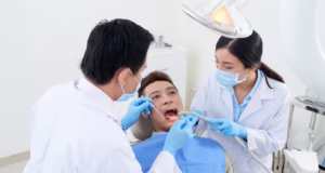 Masa Depan Kedokteran Gigi, Obat Ini Bisa Membantu Gigi Tumbuh Lagi! ilustrasi dokter gigi mencoba menumbuhkan gigi - sumber FREEPIK