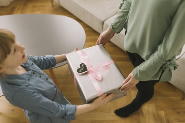 Inilah Awal Mula Tradisi Kirim Parsel dan Maknanya
