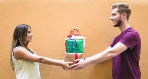 Cinta atau Kalkulasi? Saat Hubungan Jadi Sekadar Transaksi Ilustrasi Cinta atau Kalkulasi? Saat Hubungan Jadi Sekadar Transaksi. Foto: Freepik