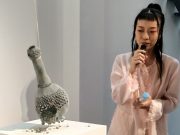 Meluncurkan Pameran Perdana Bertajuk “We Begin with Everything”, Ara Contemporary Jakarta Resmi Dibuka Seniman Kelly Jin Mei menjelaskan hasil karyanya yang dipamerkan di Ara Contemporary Art Gallery. (istimewa)