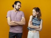 Gak Mau Drama? Ini 7 Cara Elegan Menyelesaikan Konflik dengan Teman Sekantor Ilustrasi Konflik dengan Teman Sekantor. Foto: Freepik