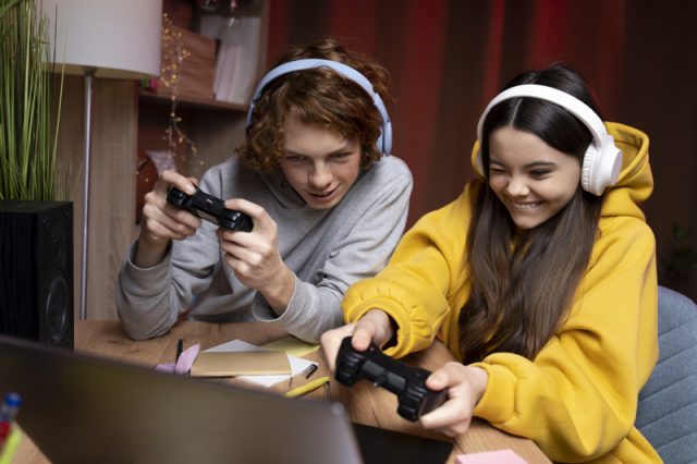 Ilustrasi Level Up Cinta dan Keluarga: Fenomena Main Game Bareng Buat Bonding Makin Dekat, Foto: Freepik Ilustrasi Level Up Cinta dan Keluarga: Fenomena Main Game Bareng Buat Bonding Makin Dekat, Foto: Freepik